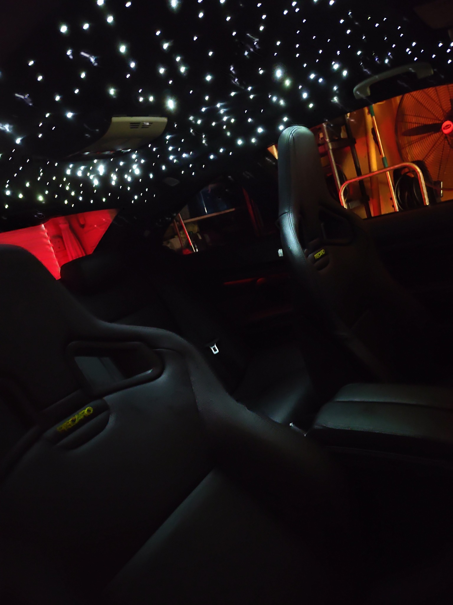 Intérieur véhicule avec ciel étoilé par RJ Concept